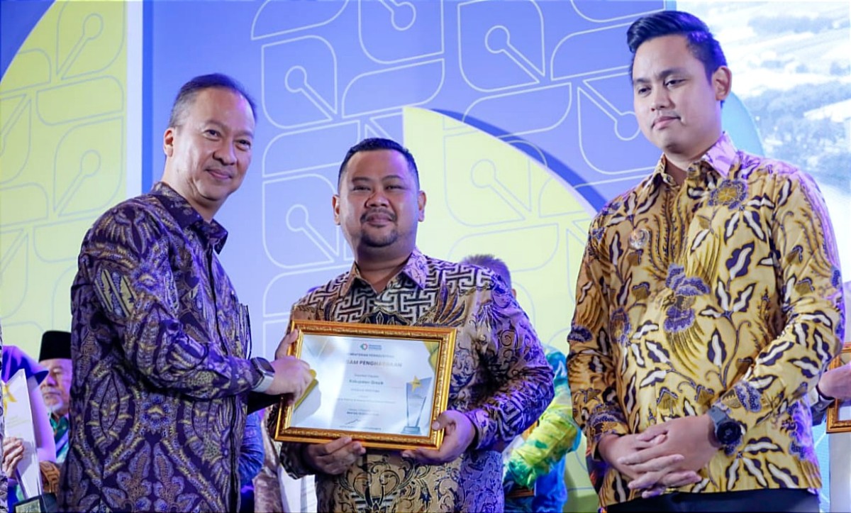 Dukung Kawasan Industri Berkelanjutan, Bupati Gresik Terima Penghargaan dari Kemenperin