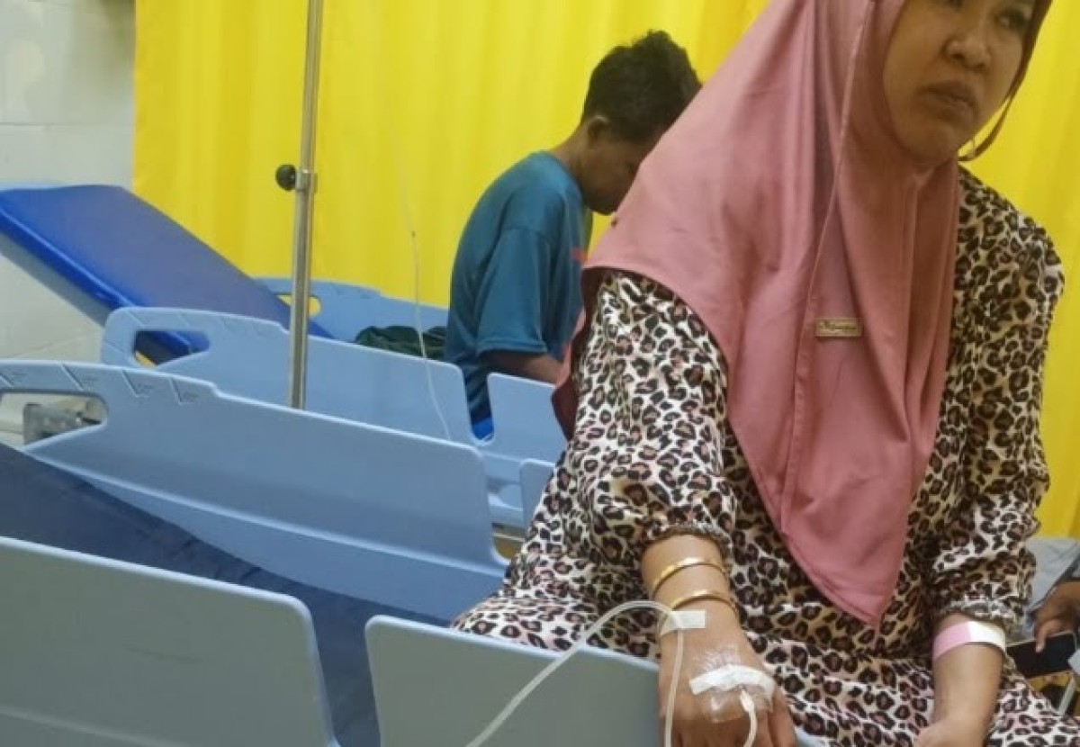 Diduga Keracunan Makanan, Sejumlah Warga Dilarikan ke Rumah Sakit Moh Zyn Sampang