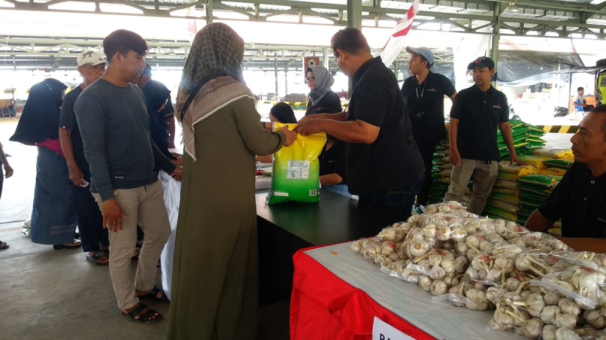 Pasar Induk Surabaya Sidotopo menggelar pasar murah. (Foto: Haryo Agus/jatimnow.com)