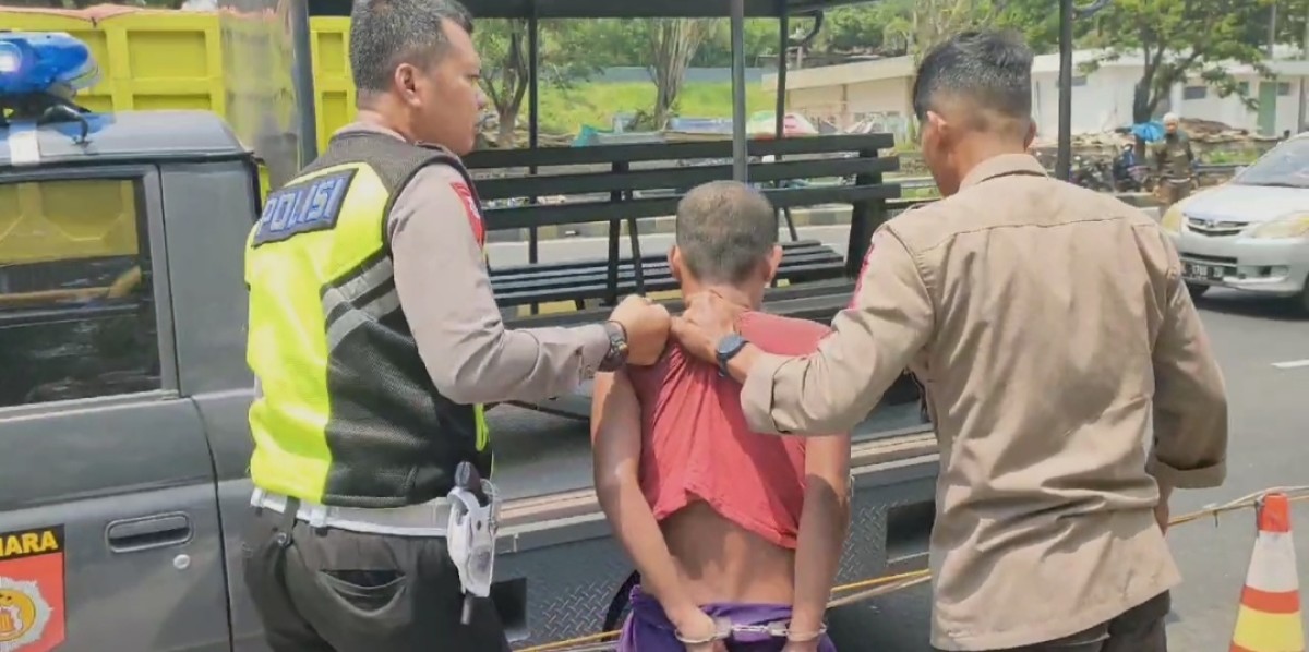Pelaku pencurian kendaraan bermotor ditangkap di bawah flyover Suramadu. (Foto: Fathor Rahman/jatimnow.com)