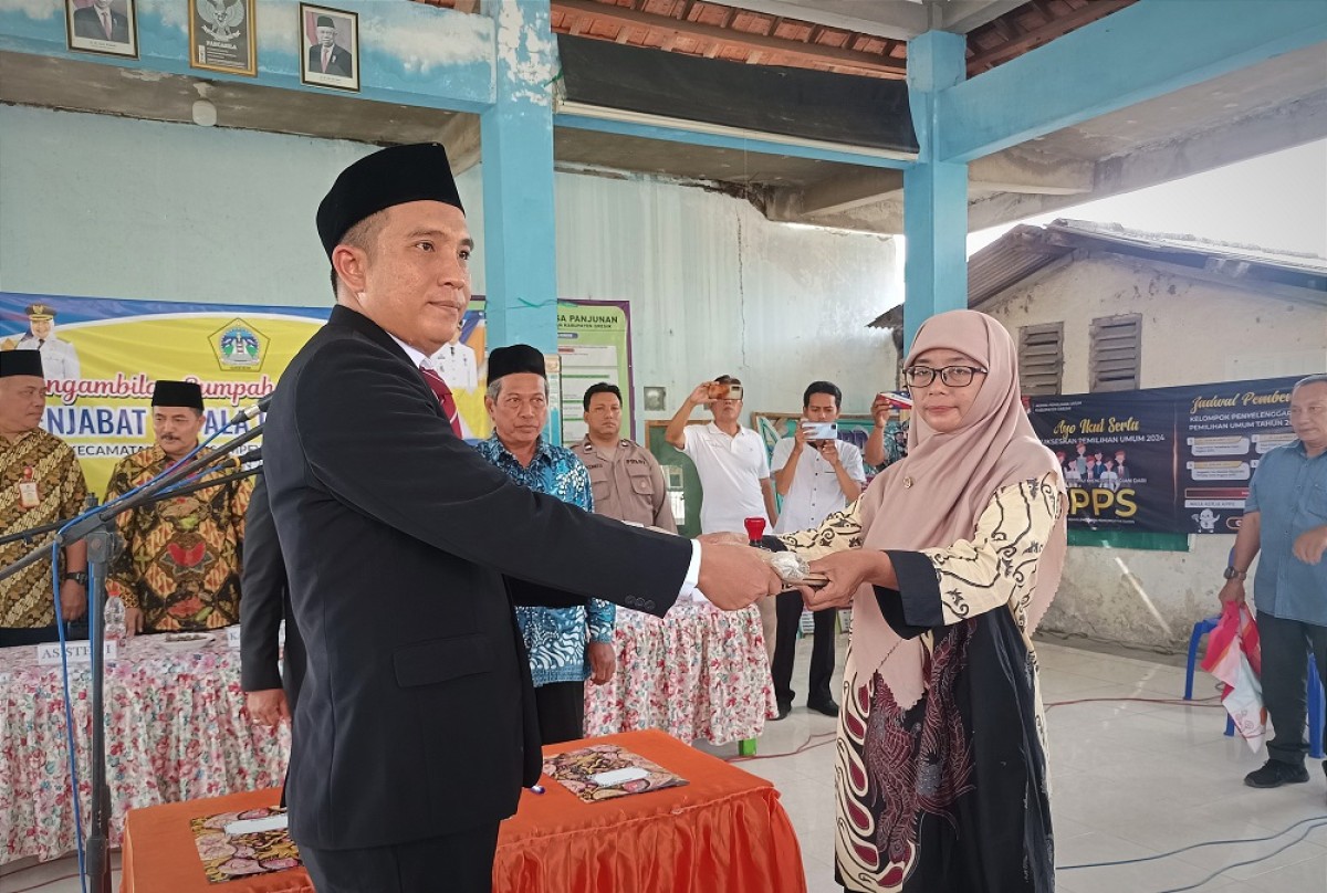 Mantan Kepala Desa Panjunan, Duduksampeyan, Gresik, Nursila (kanan) dan Penjabat Kepala Desa Aji Setiawan (kiri). (Foto: Sahlul Fahmi/jatimnow.com)