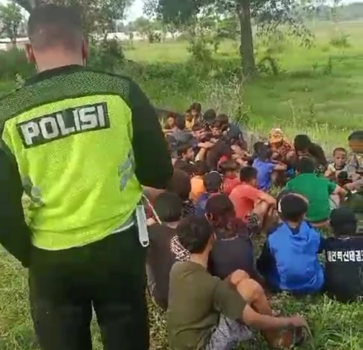 Puluhan anak yang diamankan karena menggandol truk. (Foto: Fathor Rahman/jatimnow.com)