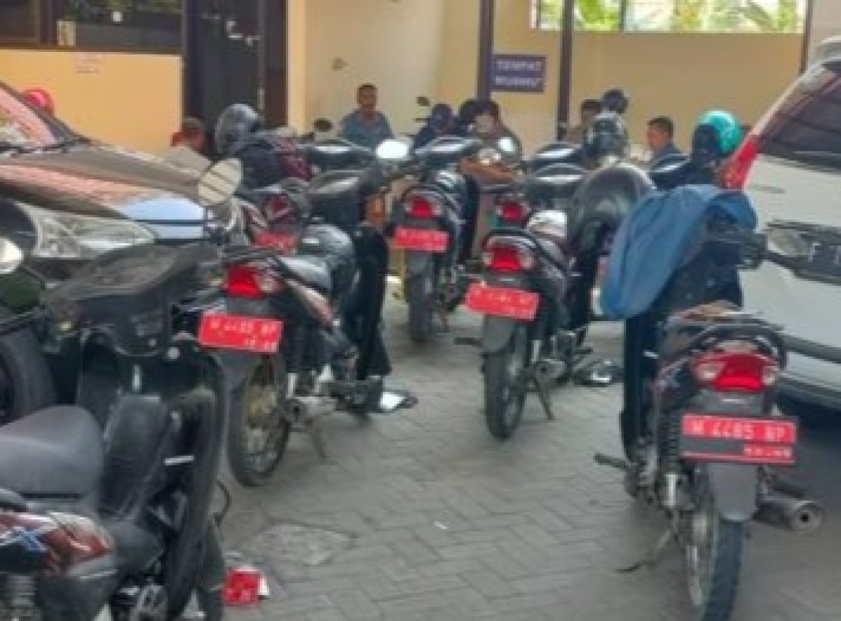 Kendaraan dinas di Sampang. (Foto: Rosi for jatimnow.com)