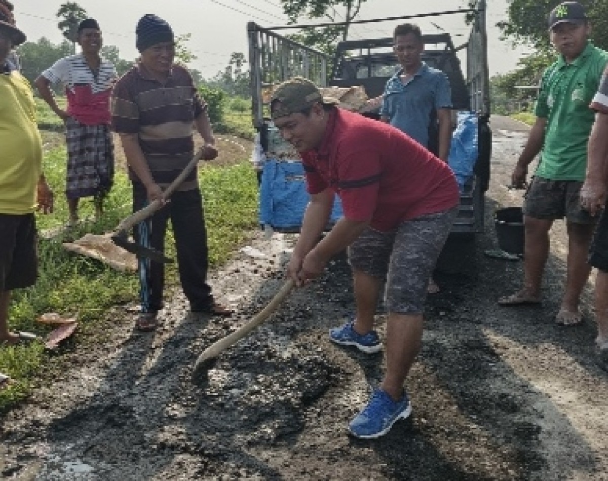 Perbaikan jalan (Foto:  Anang for jatimnow.com)