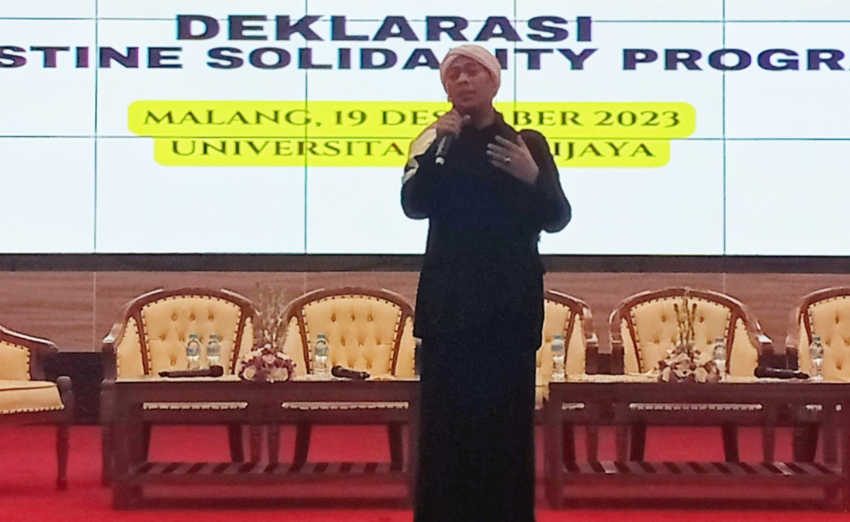 Penyanyi religi Opick menghibur para tamu saat sesi kegiatan Deklarasi UB Palestine Solidarity Program.  (Foto: Gerhana/jatimnow.com)