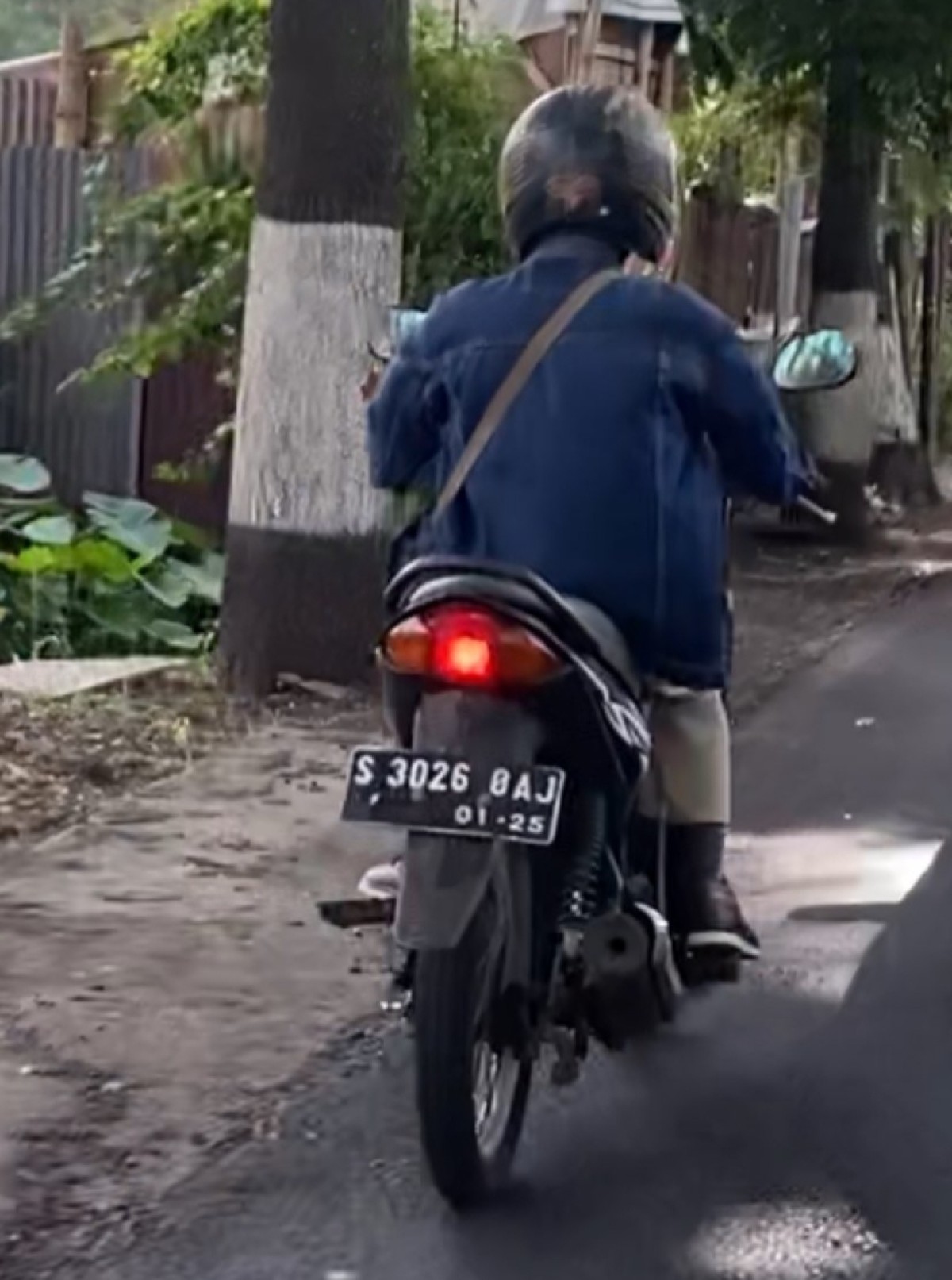 Pelaku teror eksibisionis atau pamer alat kelamin yakni seorang pria pengendara motor di Kota Batu.  (Foto : Gerhana/jatimnow.com)