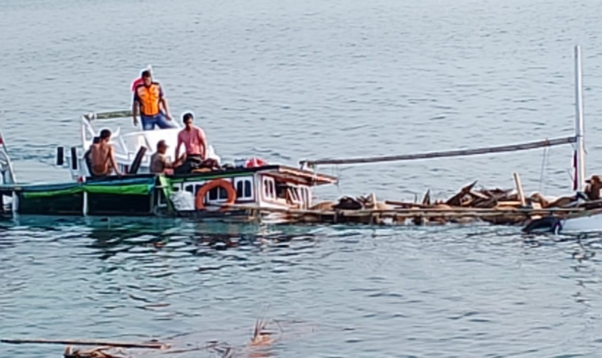 Evakuasi penumpang dan ternak dari kapal KM Labobar yang tenggelam. (Foto: Fathor Rahman\jatimnow.com)