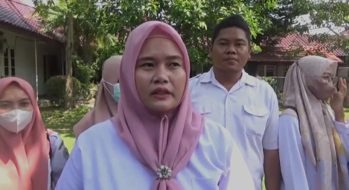 Malihah, salah satu guru honorer. (Foto: Fathor Rahman/jatimnow.com)