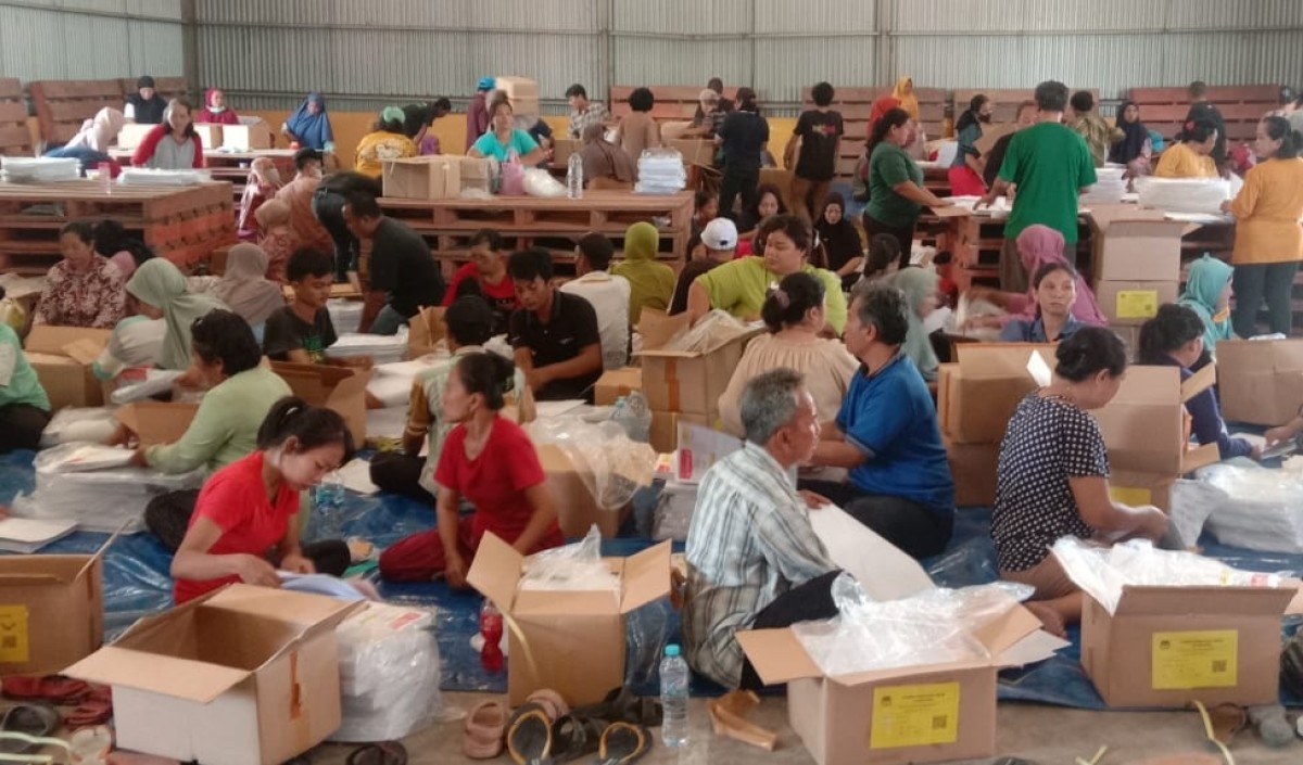 Para pekerja sedang melipat surat suara. (Foto: Fathor Rahman/jatimnow.com)