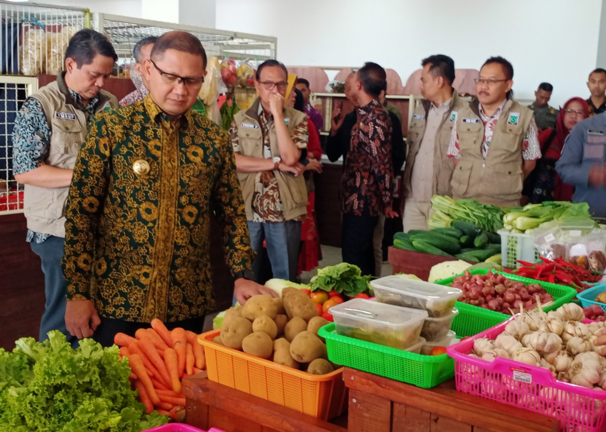 Pj Wali Kota Batu, Aries Agung Paewai saat meninjau para pedagang sayur, sembako dan daging di Pasar Induk Among Tani pada Kamis (21/12/2023). (Foto: Gerhana/jatimnow.com)