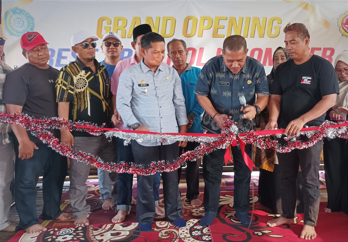 Seremoni pemotongan pita menandai launching kafe Rest Area Nol Kilometer Gresik. (Foto: Sahlul Fahmi/jatimnow.com)