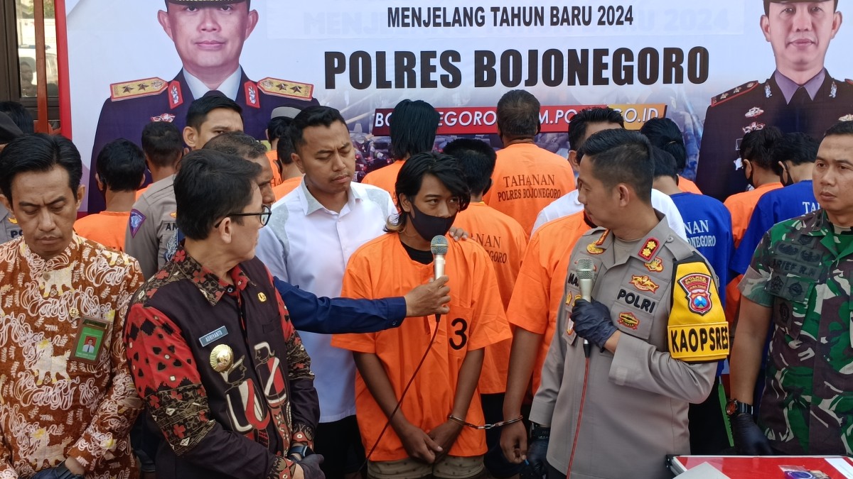 Pelaku pembacokan pelajar di Dander saat memberikan keterangan (Foto: Misbahul Munir/jatimnow.com)