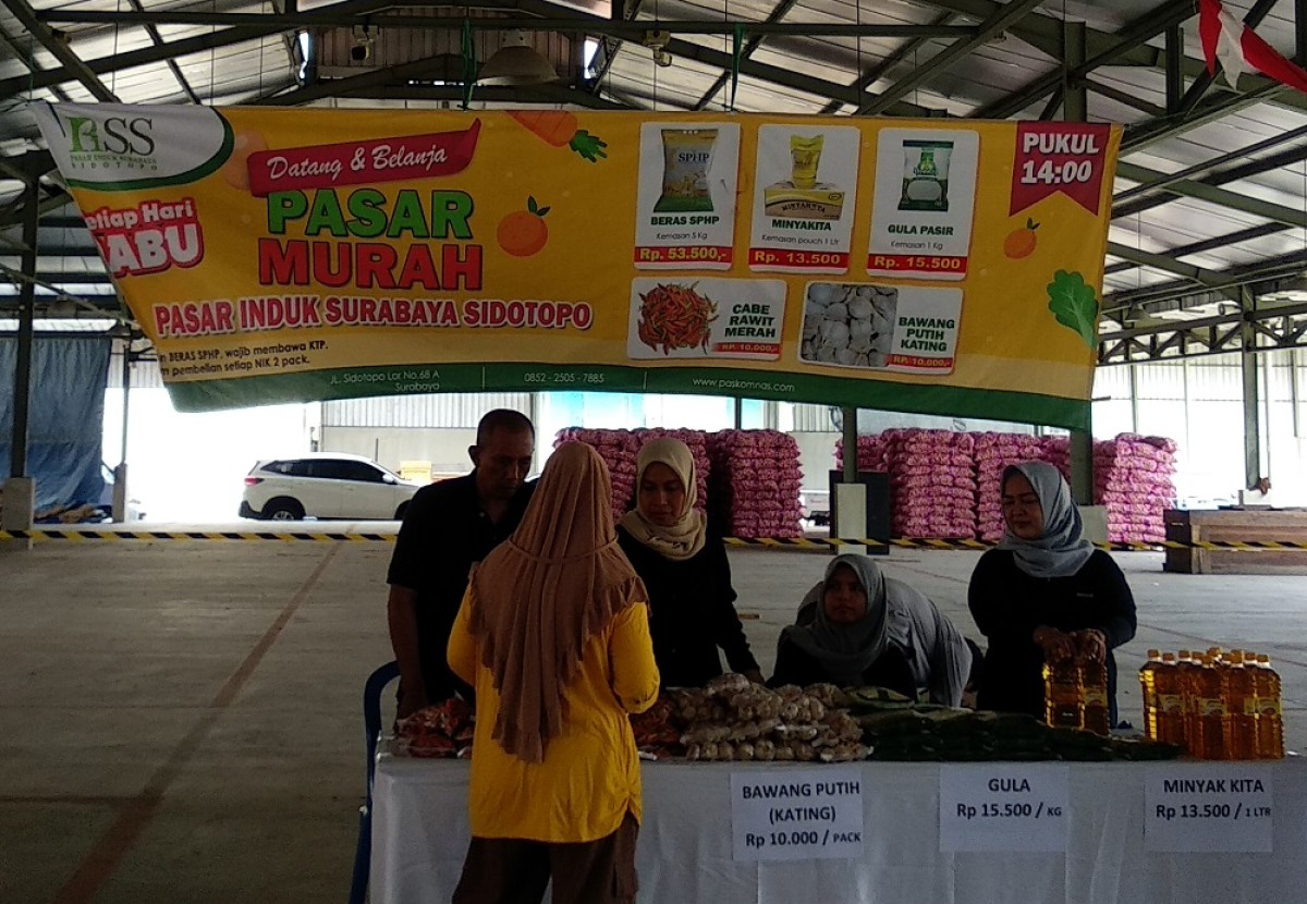 Pasar murah yang digelar di Pasar Induk Surabaya Sidotopo. (Foto: Haryo Agus/jatimnow.com)