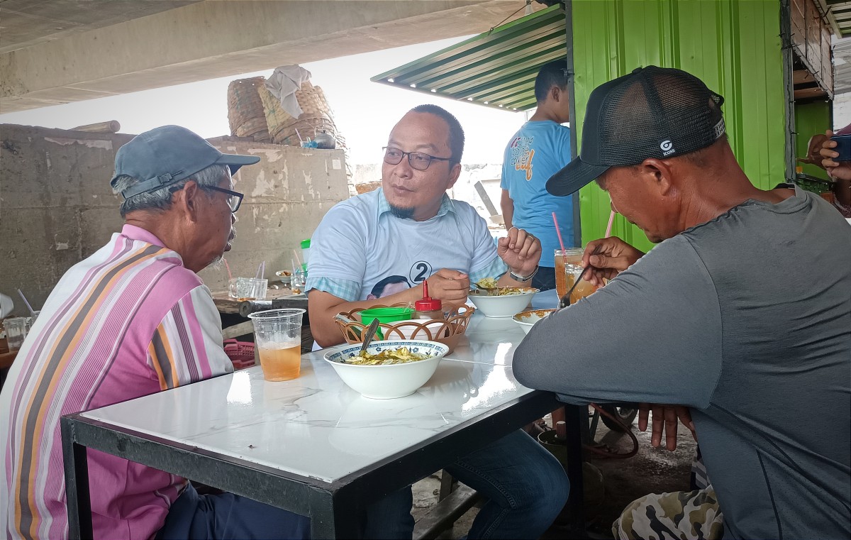 Ketua DPC Gerindra Gresik, dr. Asluchul Alif saat menikmati sarapan pagi di bawah Jembatan Sembayat, Manyar, Gresik (Foto: Sahlul Fahmi/jatimnow.com)