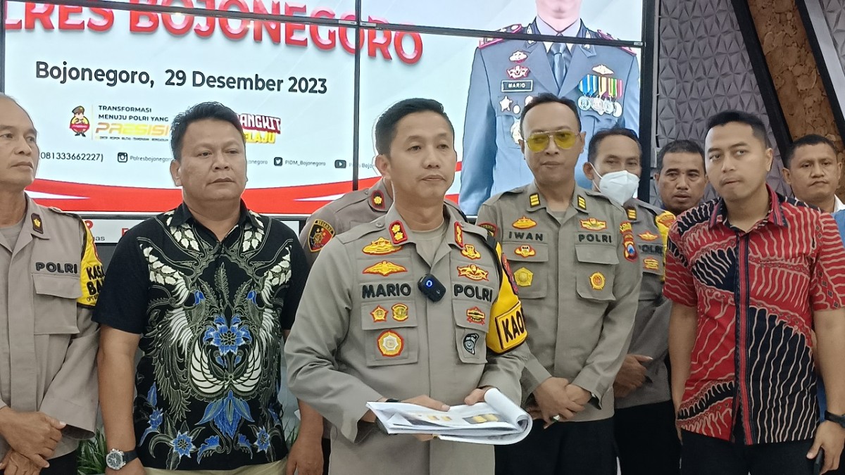 Kapolres Bojonegoro AKBP Mario Prahatinto saat memberikan keterangan (Foto: Mmisbahul Munir/jatimnow.com)