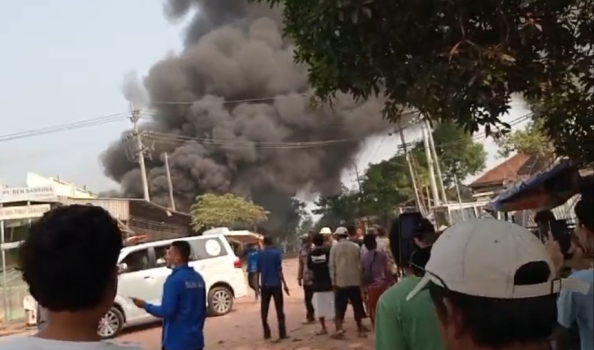 Asap mengepul usai terjadi ledakan di Desa Banyuajuh Kecamatan Kamal. (Foto: tangkapan layar)
