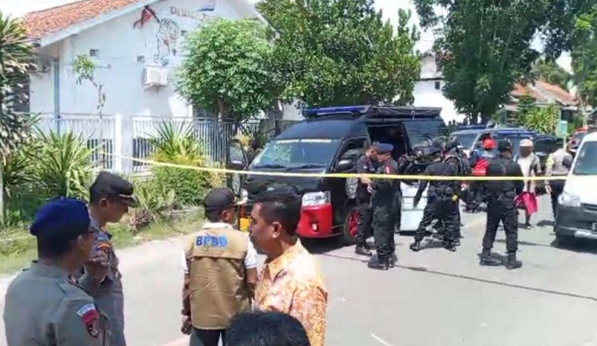 Tim Gegana sedang melakukan evakuasi benda penyebab ledakan. (Foto: Kominfo Bangkalan)