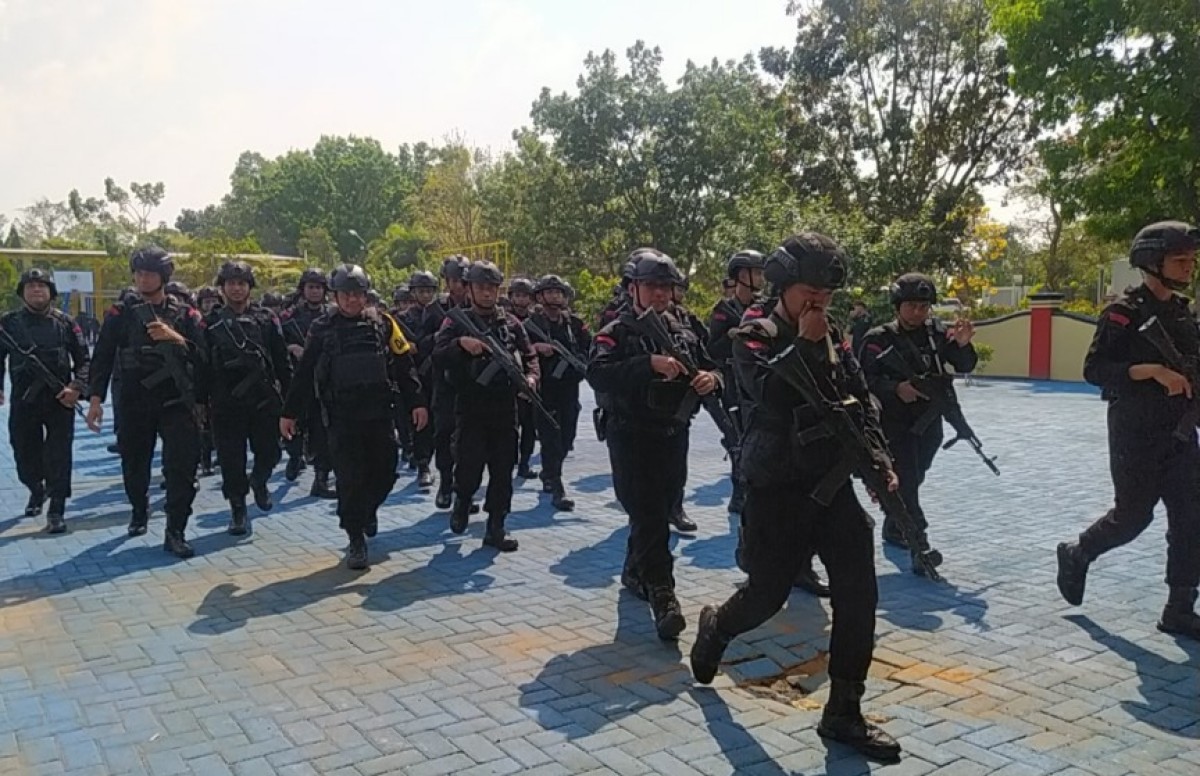 ratusan personel yang dipersiapkan untuk pengaman malam tahun baru. (Foto: Fathor Rahman/jatimnow,com)