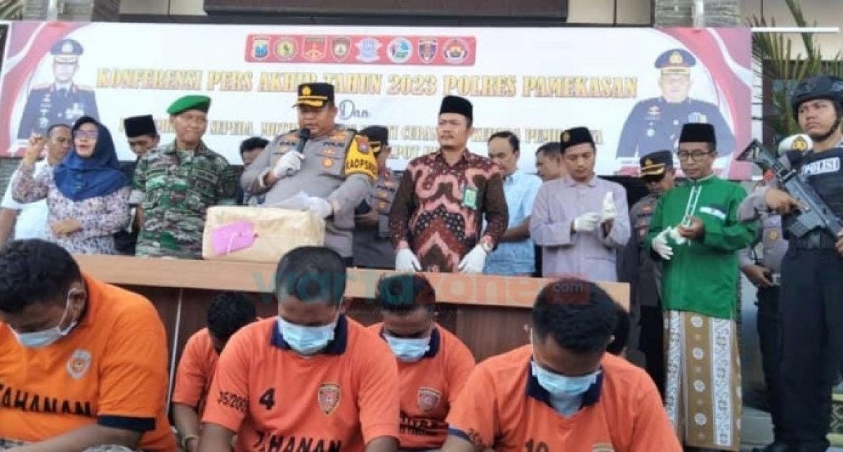 Para tersangka diamankan Polres Pamekasan. (Foto: Humas Polres Pamekasan for jatimnow.com)