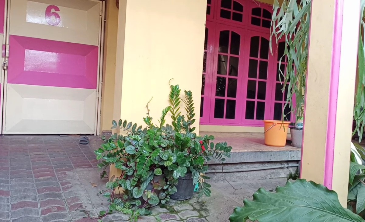 Lokasi rumah dari aksi pembunuhan dan mutilasi yang dilakukan JM (61) kepada istrinya, Ni Made Sutarini di Jalan Serayu, Nomor 6 RT 02 RW 04, Kelurahan Bunulrejo, Kecamatan Blimbing, Kota Malang. (Foto: Gerhana/jatimnow.com)