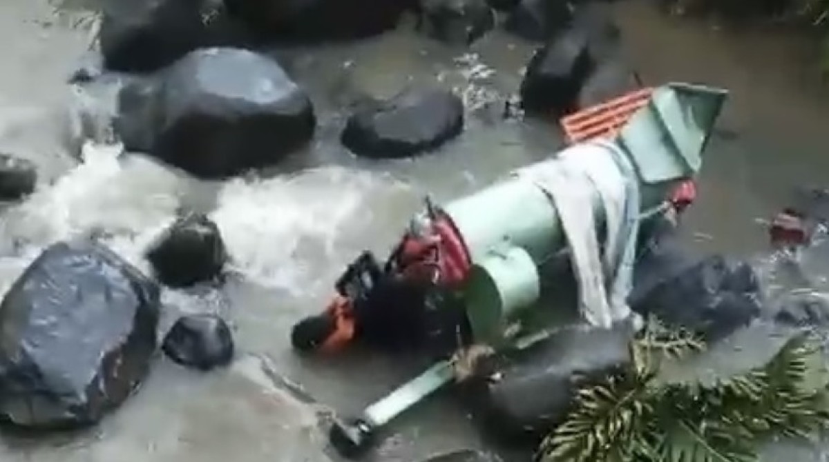 Kondisi mobil selep jagung keliling terjun bebas ke sungai. (Foto: Polsek Pulung for jatimnow.com)