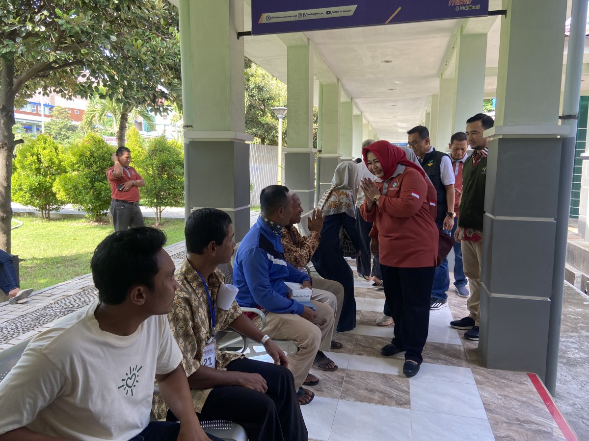 Wakil bupati Ponorogo Lisdyarita saat berbincang dengan warga yang akan operasi katarak   (Ahmad Fauzani/jatimnow.com)