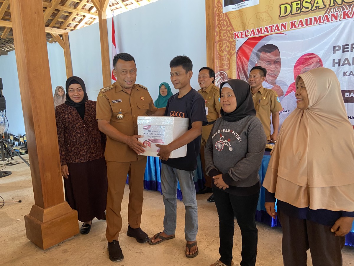 Pembagian ikan lele itu dibagikan kepada warga Desa Ngrandu, Ponorogo. (Foto: Ahmad Fauzani/jatimnow.com)