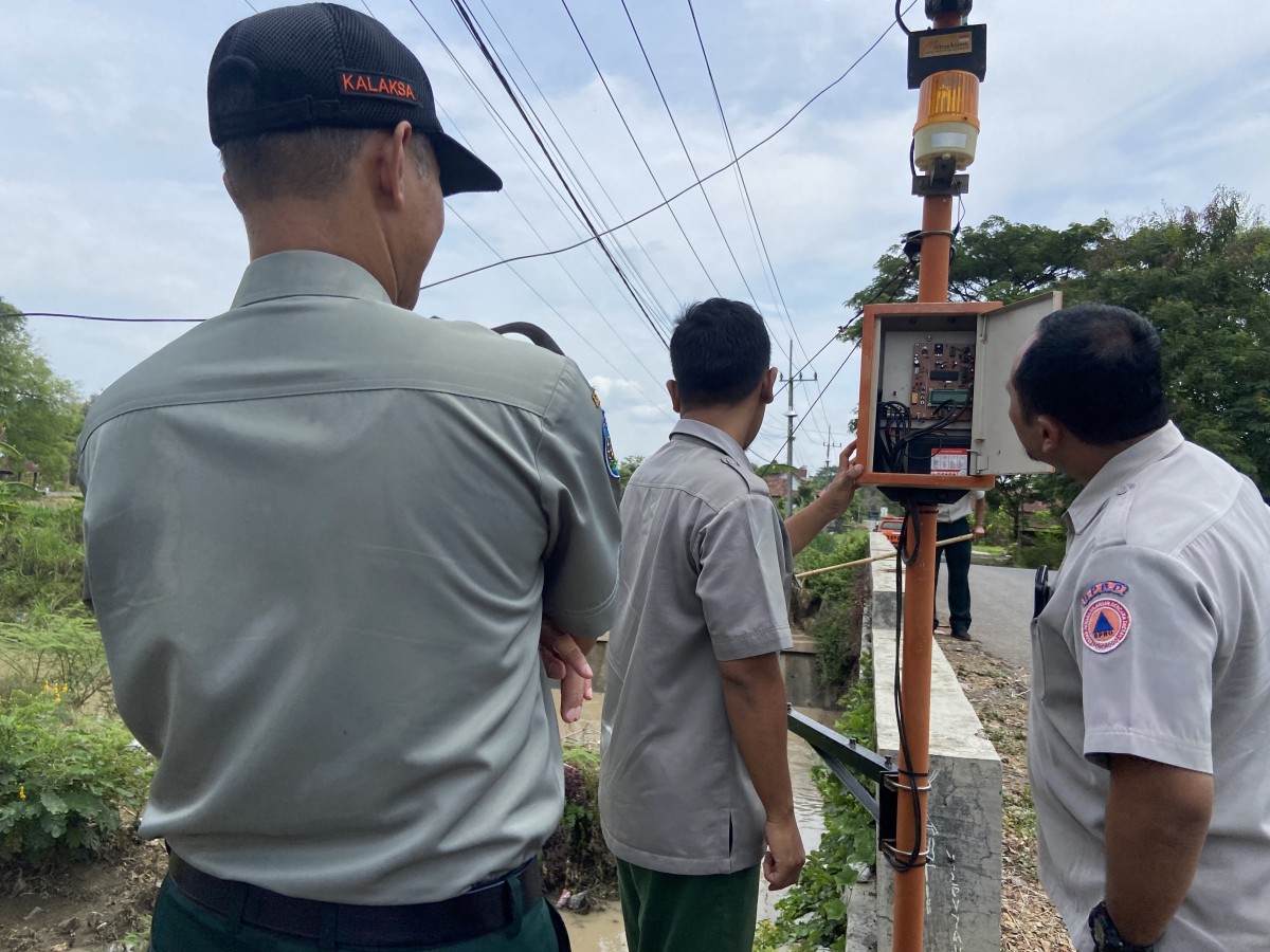 BPBD Ponorogo memeriksa EWS. (Foto: Ahmad Fauzani/jatimnow.com)