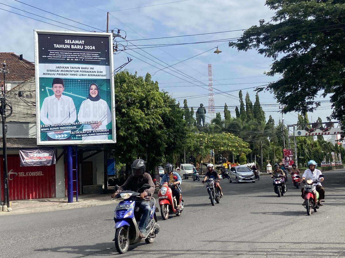 Baliho Wabup Trenggalek terpasang di Ponorogo. (Foto: Ahmad Fauzani/jatimnow.com)