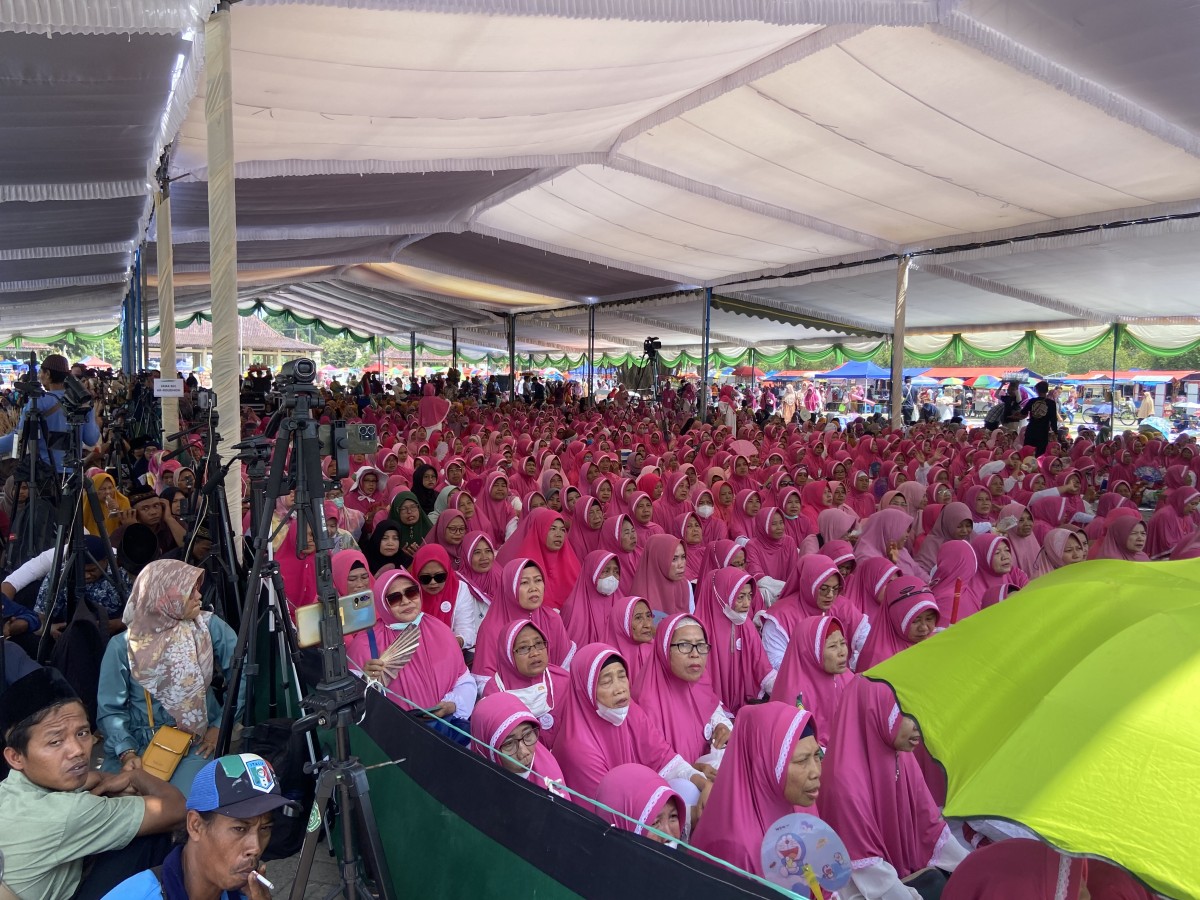 Para jemaah sudah memenuhi lokasi pengajian Gus Iqdam. (Foto: Ahmada Fauzani/jatimnow.com)