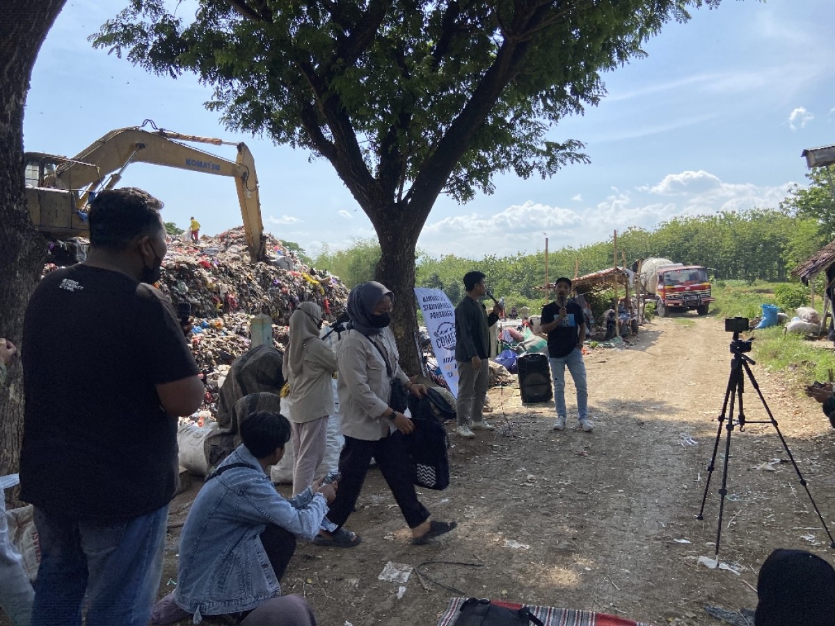 Komika Ponorogo saat open mic di TPA Mrican (Foto: Ahmad Fauzani/jatimnow.com)