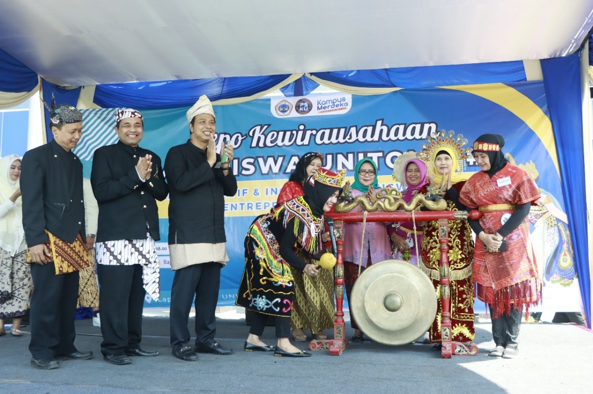 Rektor Unitomo, Prof. Siti Marwiyah saat membuka Gebyar Hari Ibu. (Foto: Humas Unitomo for jatimnow.com)