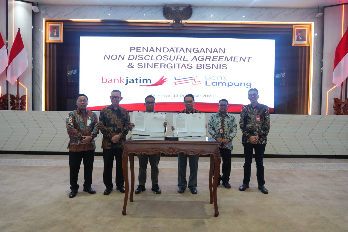 Penandatanganan Non Disclosure Agreement (NDA) tentang Pertukaran Informasi dalam Rangka Penyertaan Modal dan sekaligus penandatanganan Perjanjian Kerja Sama (PKS) Sinergitas Bisnis .(Foto: Bank Jatim for jatimnow.com)