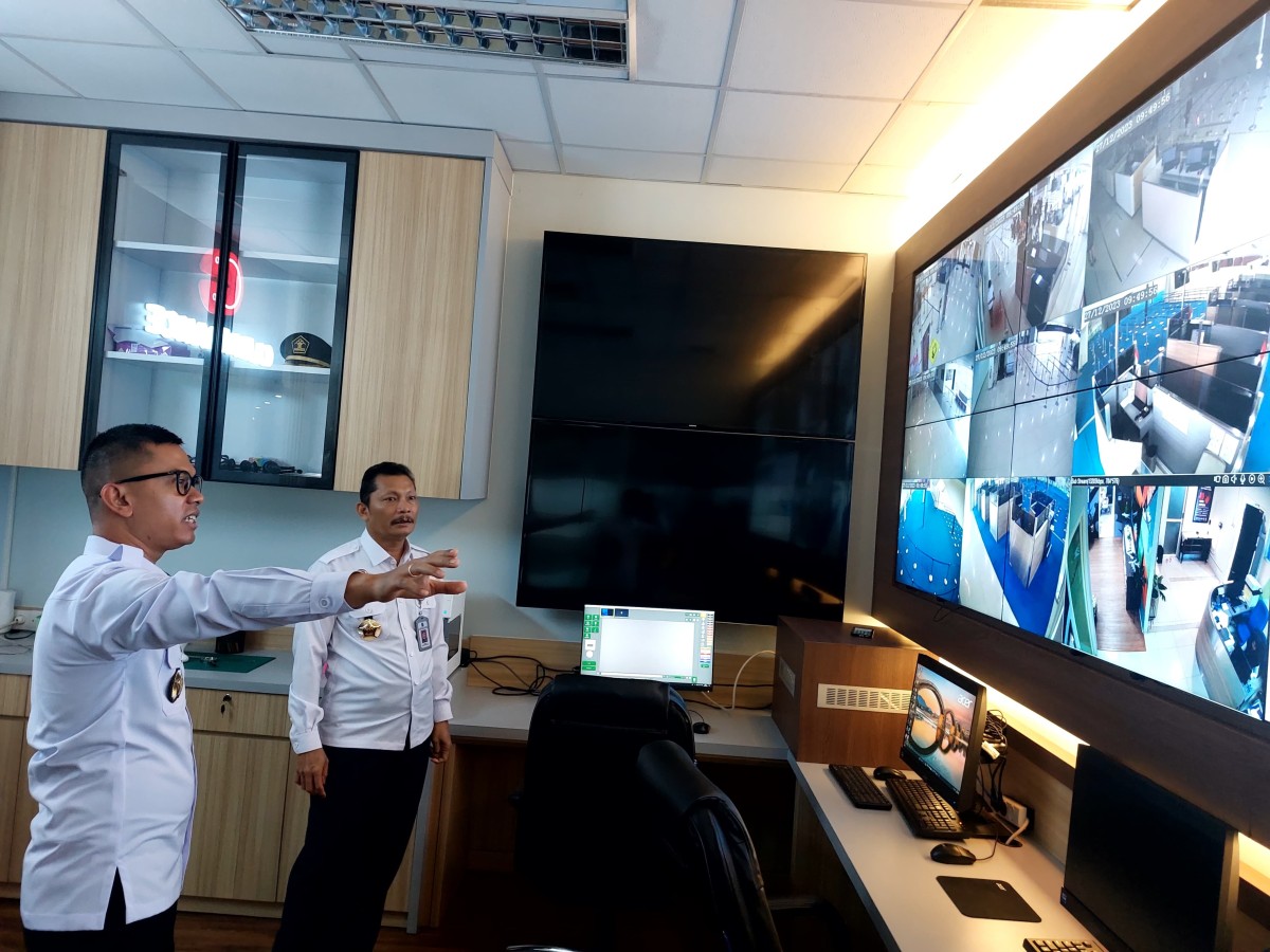 Ruang control terpusat yang dilengkapi peralatan Laboratorium Forensic guna mengawasi kegiatan teknis Keimigrasian. (Foto: Humas Kemenkumham Jatim for jatimnow.com)