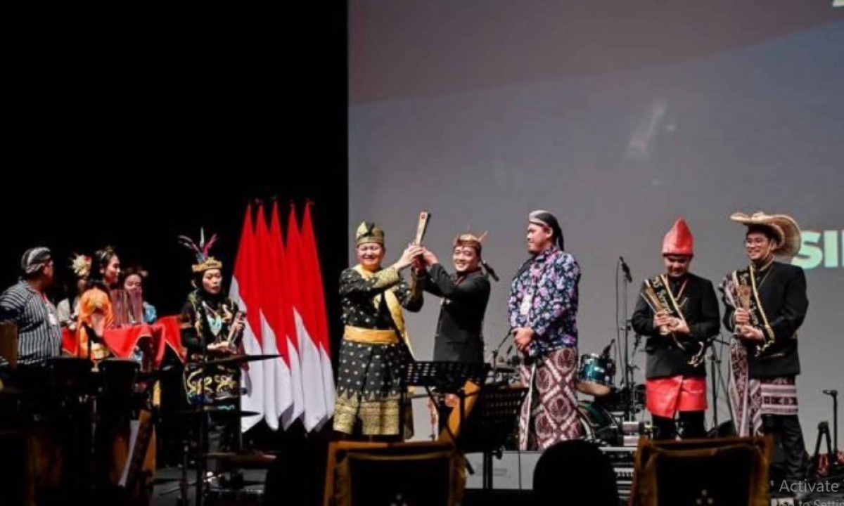 Penghargaan yang diberikan kepada salah satu petugas Lapas Surabaya oleh BNPT. (Foto: Humas Kemenkumham Jatim)