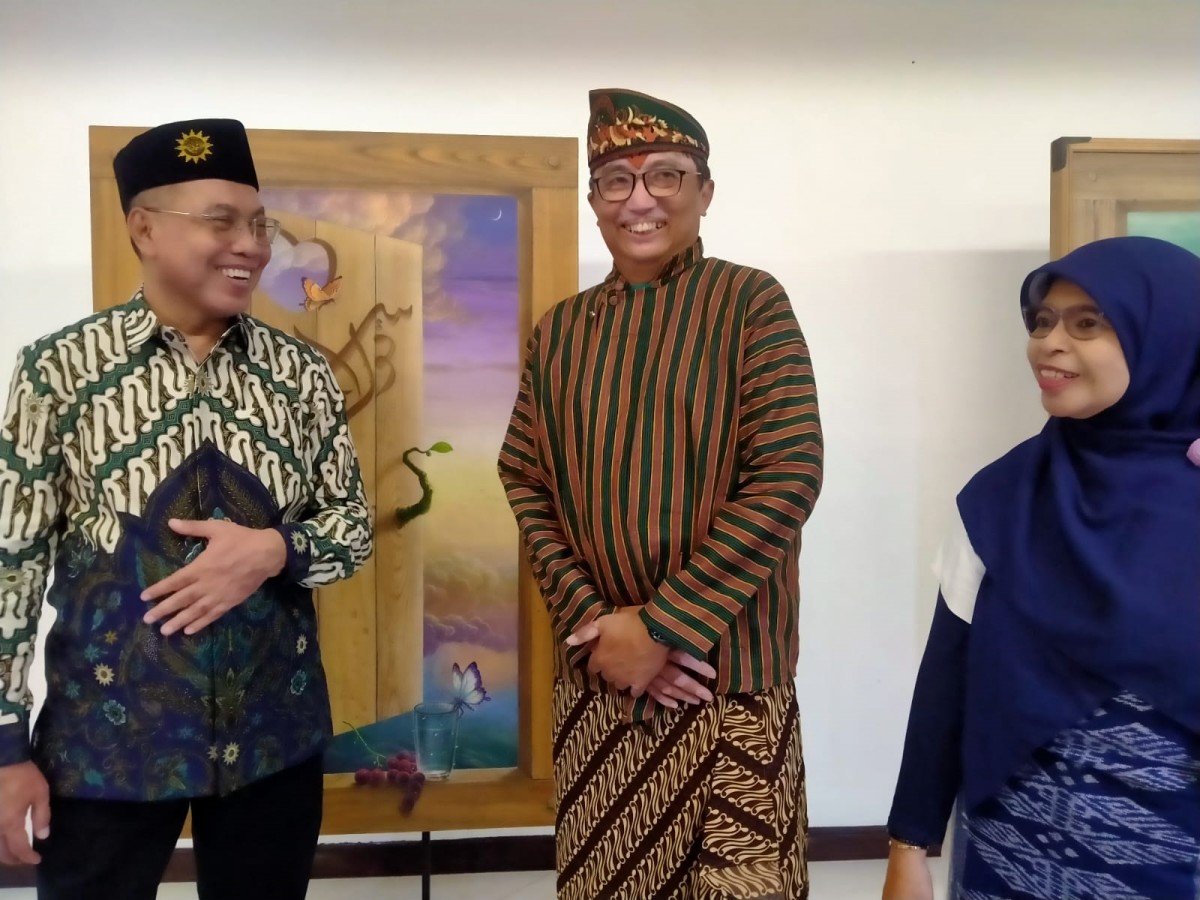 Ketua PWM Jatim, Sukadiono (kiri) dan Ketua LSBO PWM Jatim, Wigatiningsih (kanan) saat melihat salah satu karya seni pelukis asal Jawa Timur. (Foto: Hidayah for jatimnow.com)