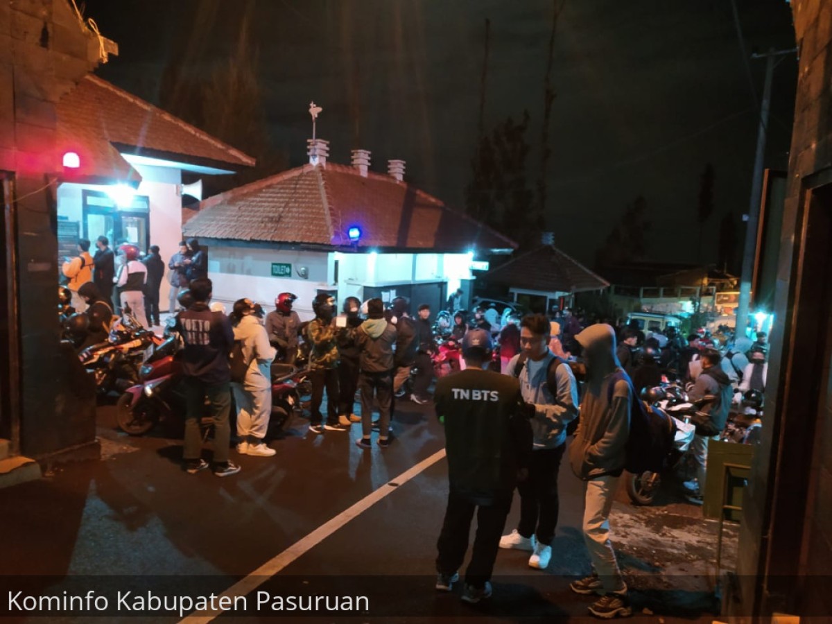 Salah satu pintu masuk  jalur wisata Bromo dari arah Pasuruan yang dipadati pengunjung. (Foto: Humas Pemkab Pasuruan for jatimnow.com)