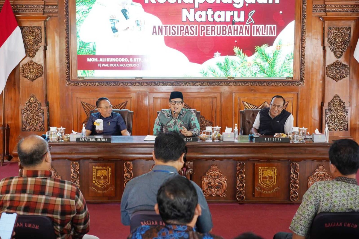 Pj Wali Kota Mojokerto, Moh. Ali Kuncoro, dalam pertemuan dengan seluruh camat dan lurah se-Kota Mojokerto, serta OPD terkait di Pendopo Sabha Kridatama, Rumah Rakyat. (Foto: Kominfo Mojokerto for jatimnow.com)
