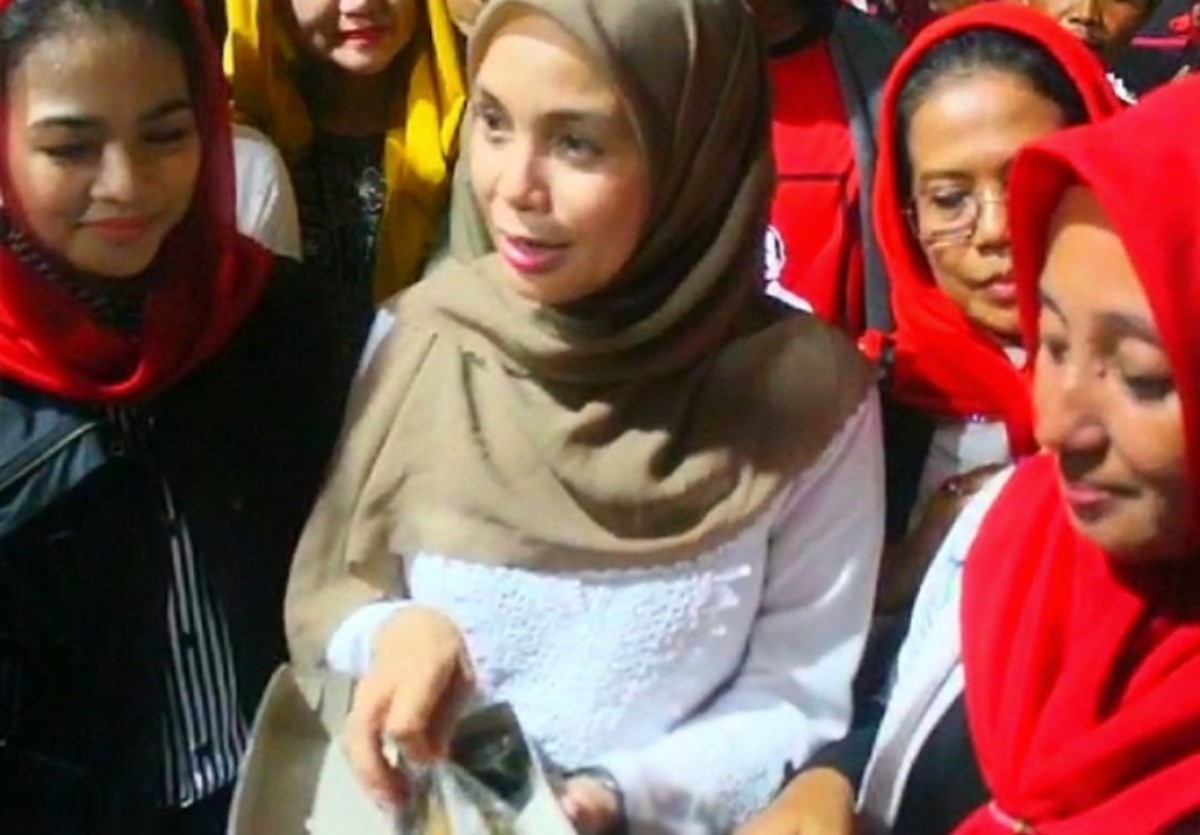 Siti Atiqoh Kunjungi Kampung Bandeng Asap Sidoarjo, Siap Dukung UMKM