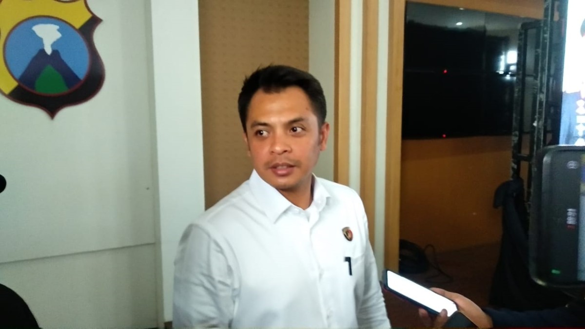 Kasatreskrim Polrestabes Surabaya AKBP Hendro Sukmono saat di kamar jenazah RSUD dr Soetomo Surabaya (Foto: Haryo Agus/jatimnow.com)