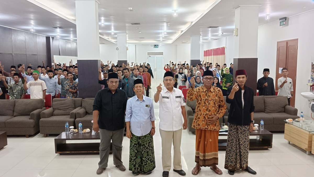 Sejumlah relawan Santri Nderek Kiai saat Deklarasi dukung Prabowo-Gibran di hall Hotel Bonero Kalitidu (Foto: Misbahul Munir/jatimnow.com)