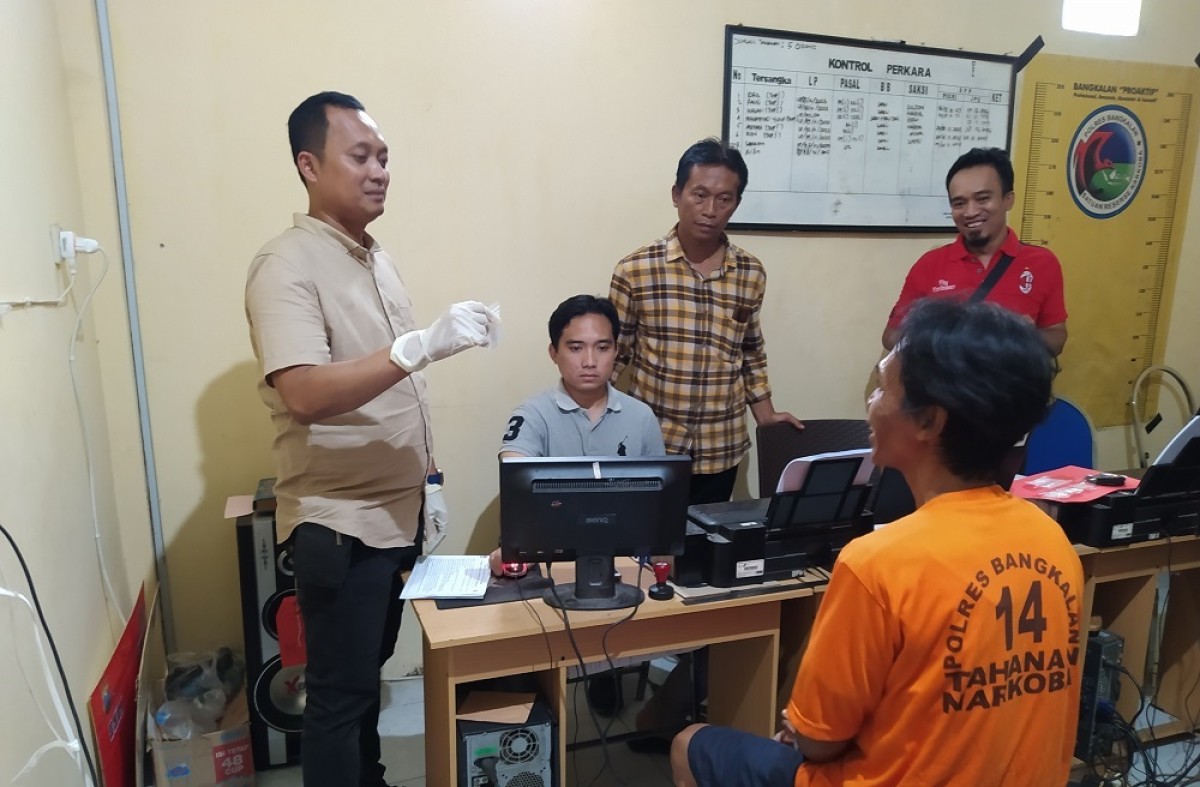 Tersangka saat diamankan Polres Bangkalan.  (Foto: Fathor Rahman/jatimnow.com)