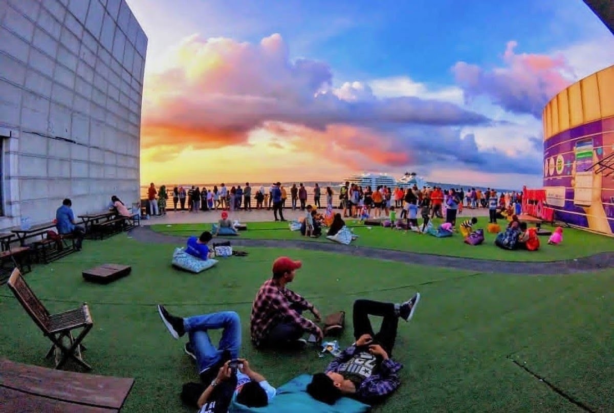 Surabaya North Quay, salah satu lokasi favorit warga Surabaya untuk menikmati libur tahun baru. (Dok jatimnow.com)