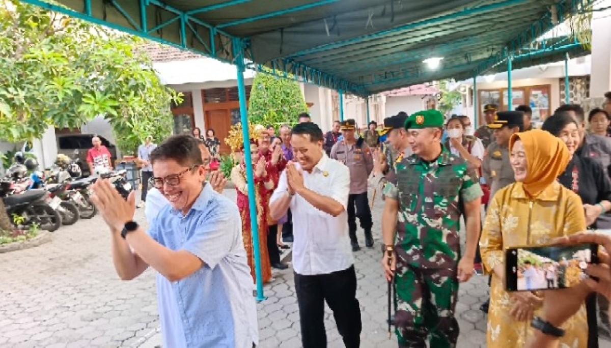 Pj Bupati Bojonegoro Adriyanto usai meninjau gereja. (Foto: Misbahul Munir/jatimnow.com)