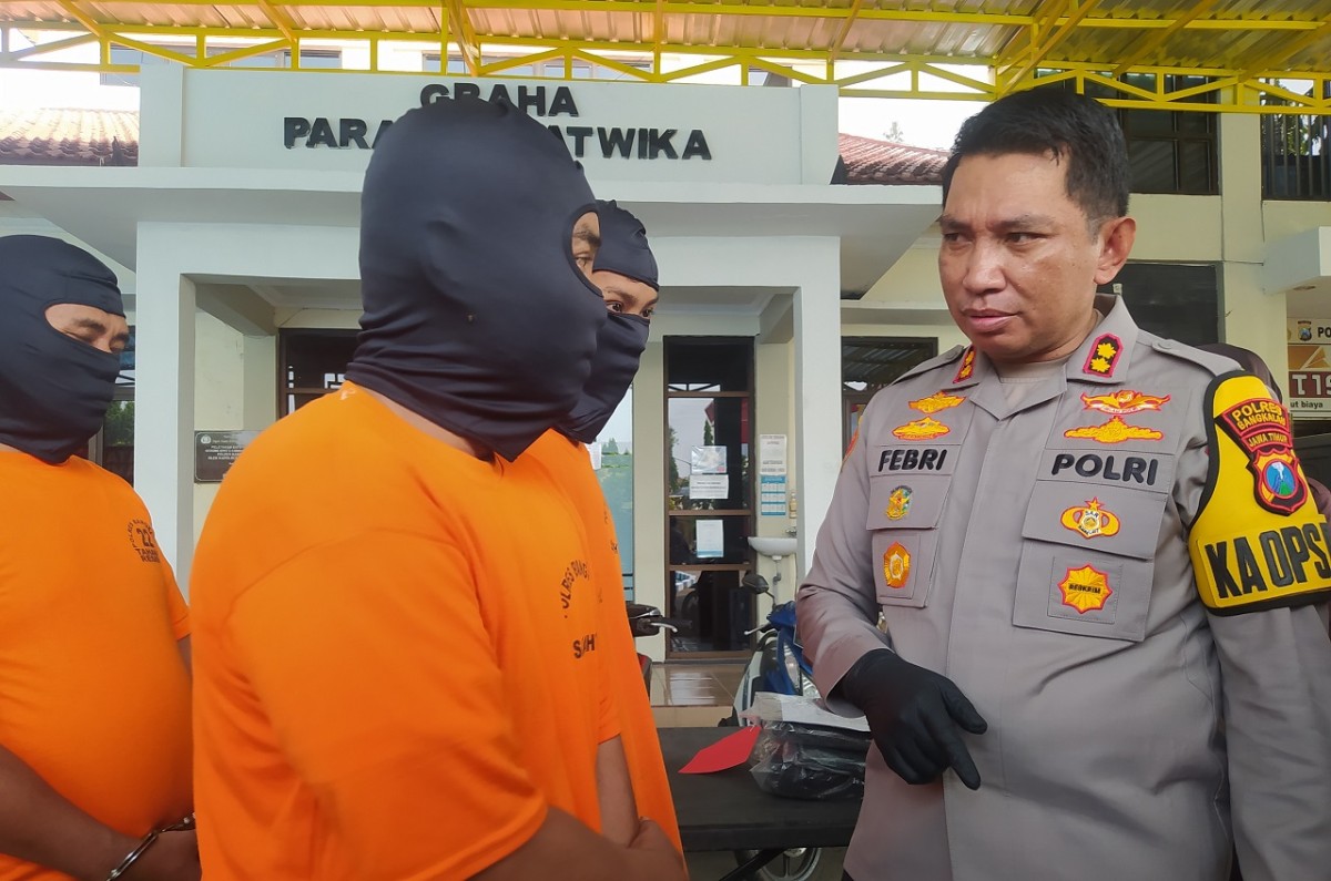 Pelaku curanmor saat diperiksa Satreskrim Polres Bangkalan. (Foto: Fathor Rahman/jatimnow.com)