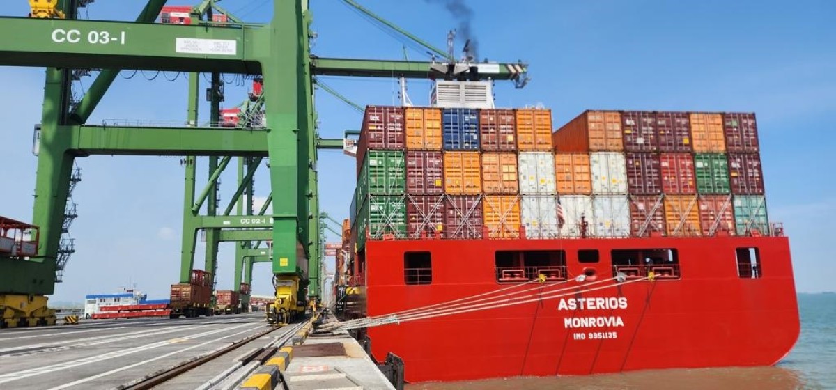kapal MV Asterios milik VASI Shipping Line di Terminal Teluk Lamong (TTL). (Humas TTL for jatimnow.com)