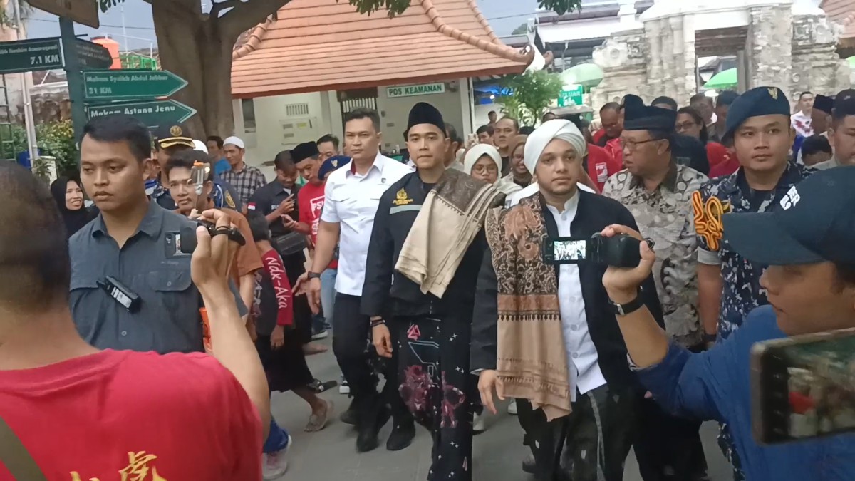 Ketum PSI Kaesang Pangarep saat berziarah di makam Sunan Bonang Tuban bersama Habib Husain  (Misbahul Munir/jatimnow.com)