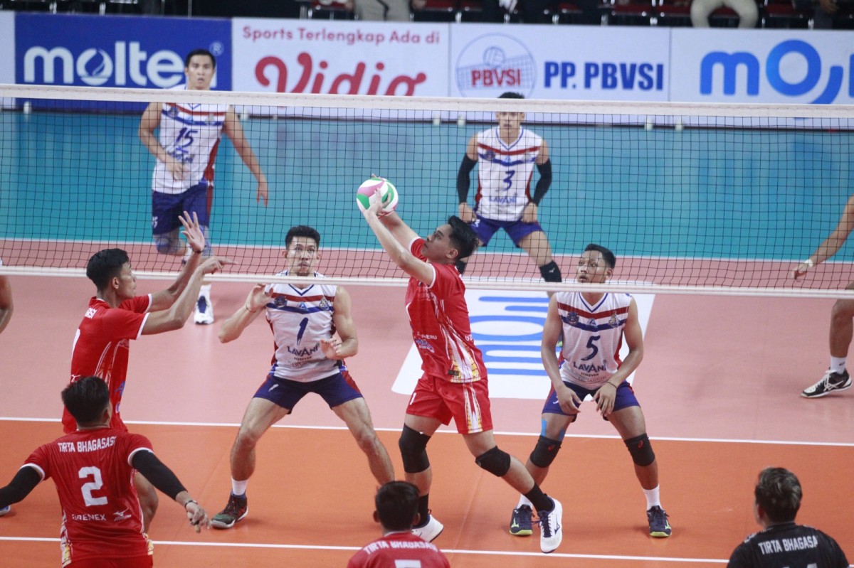 Pertandingan LavAni (putih) melawan PDAM Tirta Bhagasasi Bekasi (merah) di GOR Jayabaya Kediri. (Foto : Livoli for jatimnow.com)