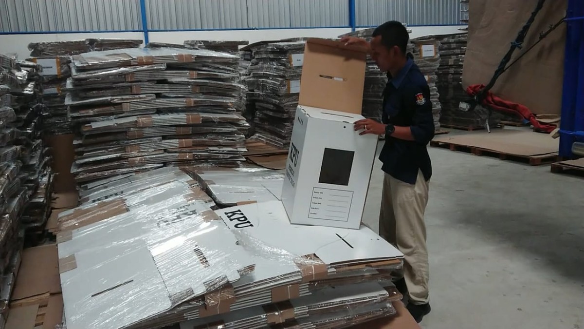 Kedatangan logistik kotak suara di gudang KPU Tulungagung. (Foto: Bramanta Pamungkas/jatimnow.com)