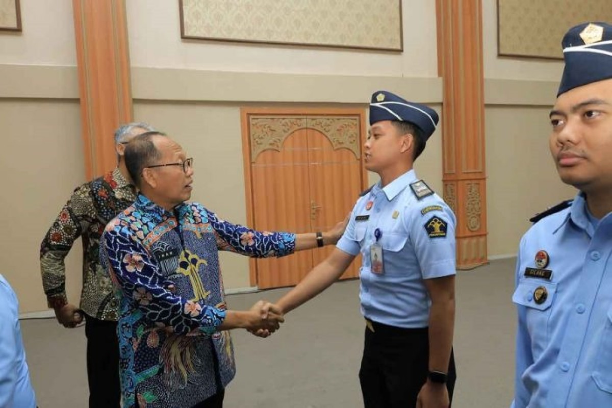 Kakanwil Kemenkumham Jatim, Imam Jauhari saat memberikan selamat terhadap salah satu pegawai yang dilantik sebagai (Keamanan dan Pengamanan Pemasyarakatan) KPP. (Foto: Humas Kemenkumham Jatim)